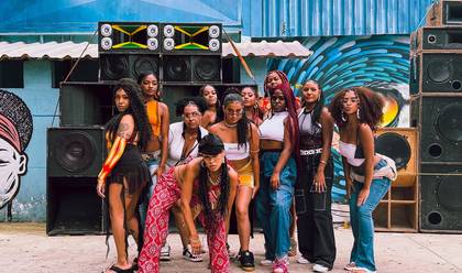 Videoclipe de Rewind - Mya Akoma