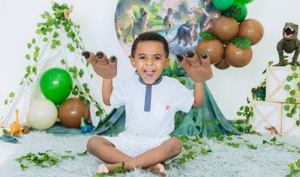 Smash The Cake e bday infantil de Ensaio Davi com tema dinossauro.