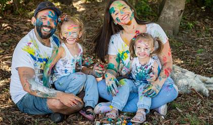 Família de Angelina e Antonela - O dia em que a floresta virou um mundo de cores