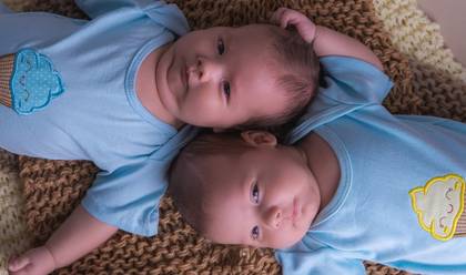 Crianças de Henrique e Rafael 2 meses