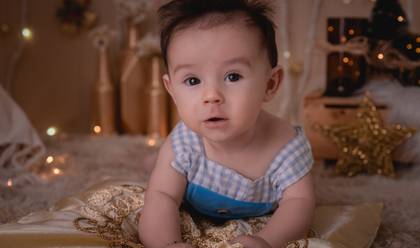 Crianças de João 4 meses - illuminated new year 2019