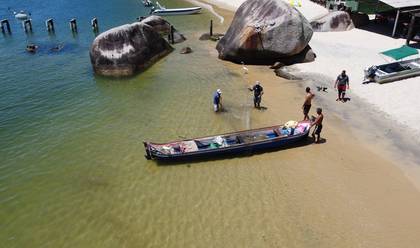 DOCUMENTÁRIOS NA COSTA VERDE de Construção de Canos em Troncos de Árvores