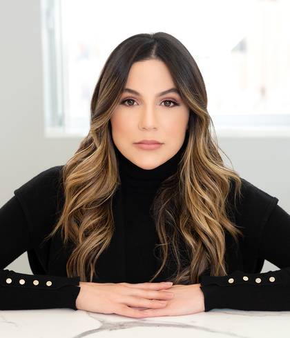 Retratos Corporativos de Dra Ana Ívina Andrada - DERMATOLOGISTA