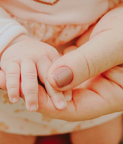Família de Fotografia Afetiva Mamãe e Bebê | Sessão Fotográfica em Casa | Nádia e Olívia