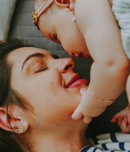 Família de Fotografia Afetiva Mamãe e Bebê | Sessão Fotográfica em Casa | Thamyres e Olívia