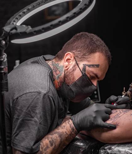 Profissionais de Manasses Tattoo Studio 