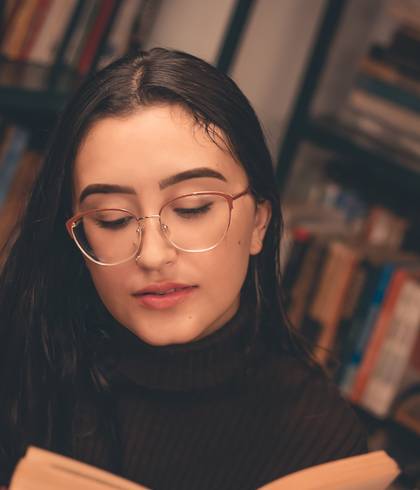 Ensaio Feminino de Dark Academia