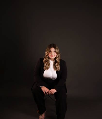 CORPORATIVO de Corporativo Karolyne Oneda