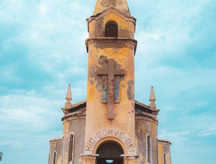 PE NA DUNA de Turismo na Província do Namibe: 5 Destinos Imperdíveis