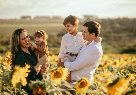 Ensaio de família de O primeiro ano da Laura - No campo de girassol