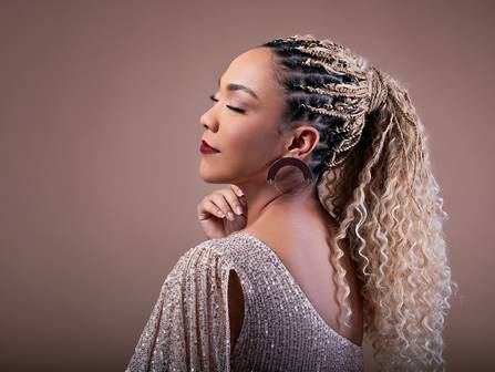 RETRATO FEMININO de CAROLINE NASCIMENTO