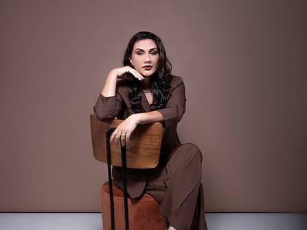 RETRATO FEMININO de LUCIANA COSTA