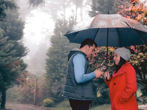 Pré wedding de Pedido de casamento mesmo na chuva