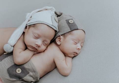 Newborn de Ensaio Gêmeos Lúdio e Joaquim 