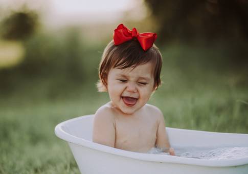 RETRATO INFANTIL de MARIÁH - BANHO DE BANHEIRA AO AR LIVRE 