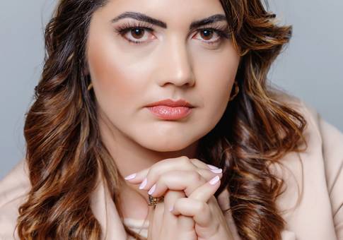 Corporativo de Ana Carolina