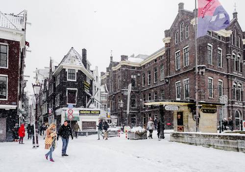 Winter Photography in Amsterdam: How I Structure Sessions When It’s Cold (or Snowing)