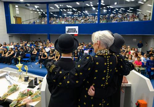 Fotografar eventos requer uma combinação de habilidades técnicas e criatividade para capturar a essência do evento e os momen