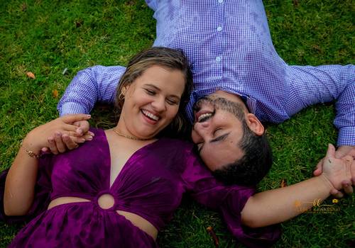 O pré wedding é um ensaio em que o casal aproveita para namorar, sair da rotina e ter seu primeiro contato com o fotógrafo na prática, pois ele acontece antes da cerimônia do casamento.