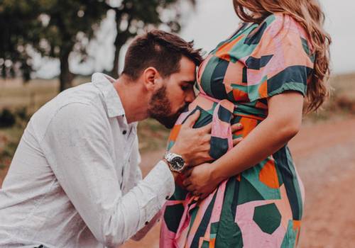 Os benefícios de conversar com o bebê ainda na barriga.