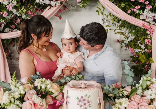 Vale a pena fazer a festa de 1 ano do bebê? Entenda o significado desse momento para a família