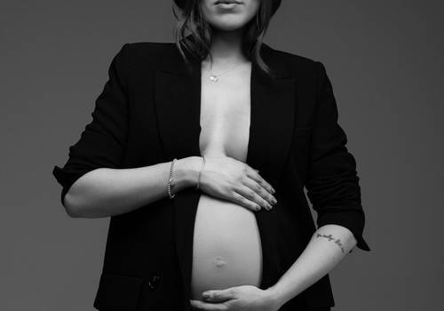 Ensaio gestante elegante: retratos que valorizam a mulher