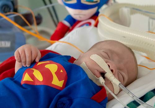 Trabalho Voluntário de Novembro Roxo - Bebês pré-maturos na UTI/semi intensiva do Amparo Maternal