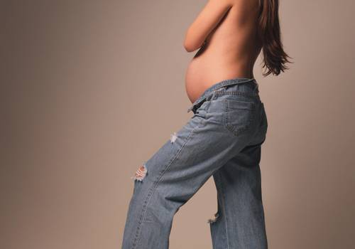 gestante de ensaio de gestante no estúdio | zayan