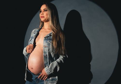 gestante de ensaio de gestante no estúdio | zion