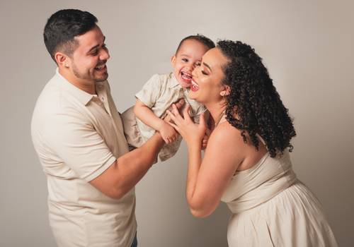 família de ensaio de família no estúdio | heitor, lari e lucas