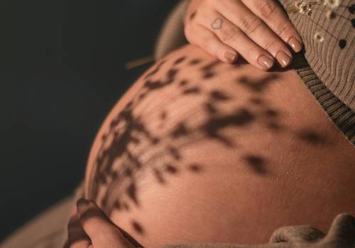 gestante de ensaio de gestante no estúdio | matteo