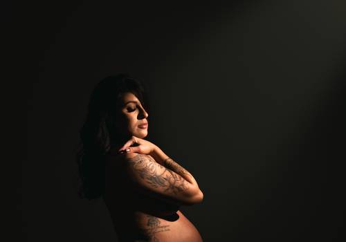 gestante de ensaio de gestante no estúdio | theo