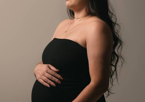 gestante de ensaio de gestante no estúdio | ariela