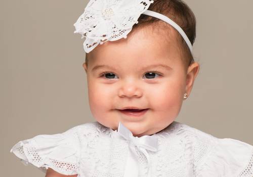 infantil de ensaio de batismo no estúdio | alana