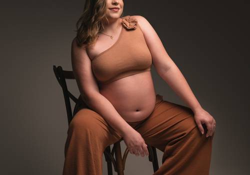 gestante de ensaio de gestante no estúdio | maria tereza