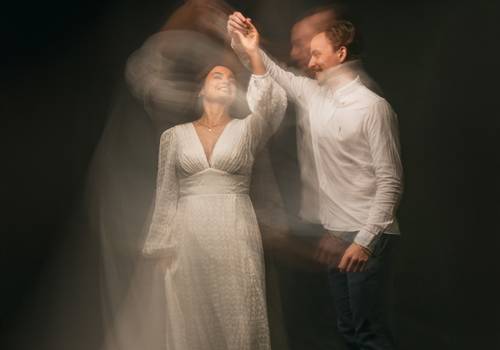 casal de ensaio de casal no estúdio | lari e joão