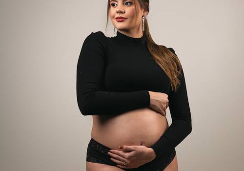gestante de ensaio de gestante no estúdio | henrique