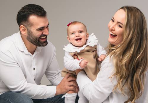 família de ensaio de 1 ano no estúdio | ísis