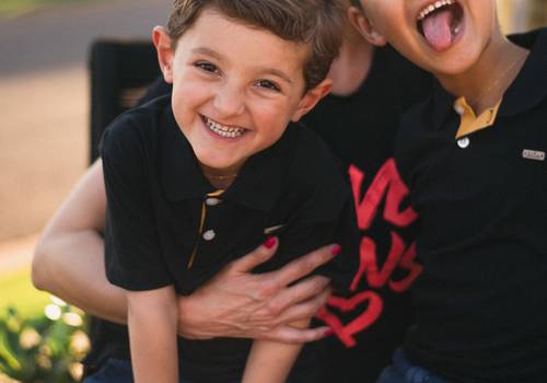 família de ensaio de família em casa | denise, roni, davi & mathias 