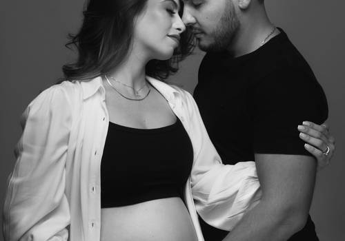 gestante de ensaio de gestante no estúdio | pedro, marina e renan