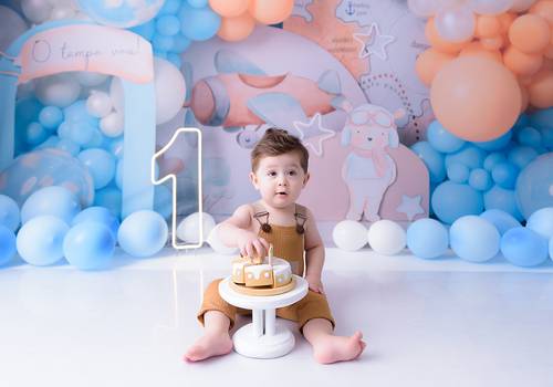 Smash the cake menino de Ensaio de 1 ano