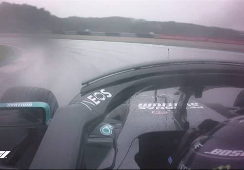 Com chuva Hamilton conquista a Pole