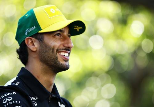 Riccardo assina com a McLaren