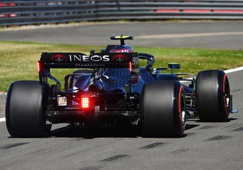 Mercedes se mantém na frente e Ferrari tem vazamento de óleo