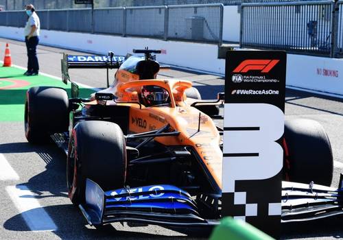 Sainz coloca McLaren na briga por um podium