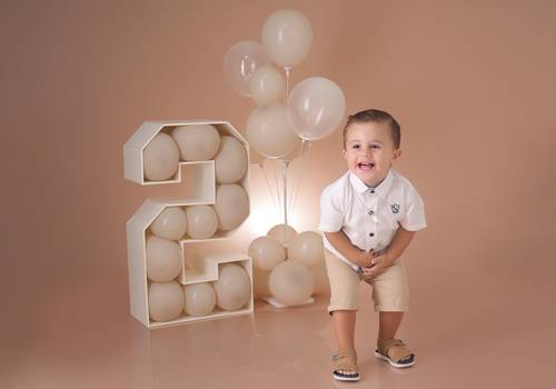 Ensaio Infantil de Hadi, 2 anos: uma fase de descobertas, sorrisos e muito amor
