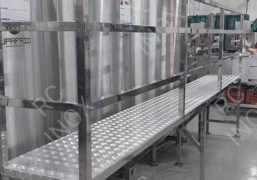 Plataforma de Plataforma em aço inox, com escada.