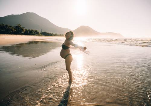 Gestante de Ensaio Gestante | Praia de Itamambuca | Doce espera Luca
