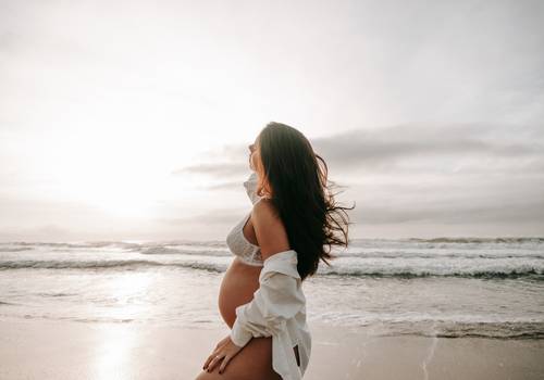 Gestante de Ensaio Gestante | Praia de Itamambuca | Doce espera Heitor