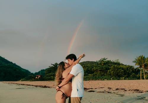 Gestante de Ensaio Gestante na Praia de Itamambuca | Fotos com Luz Natural
